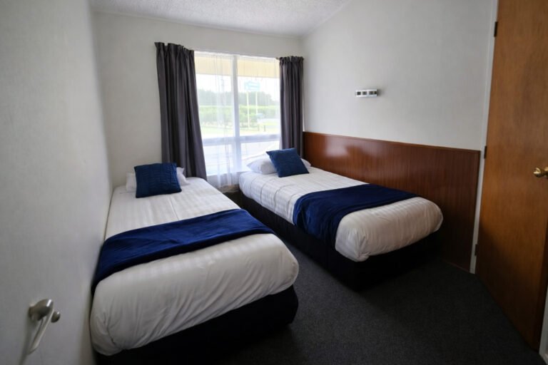 twin bedroom tower road motel matamata 768x512