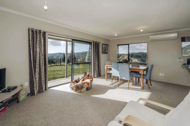 waikato farm stay lounge dining area 768x512