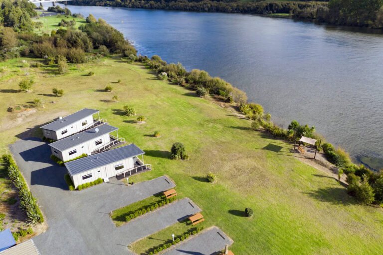 waikato river accommodation river road cabins 768x511