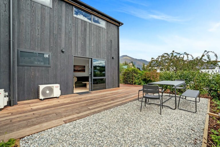 wanaka accommodation garden patio 768x512