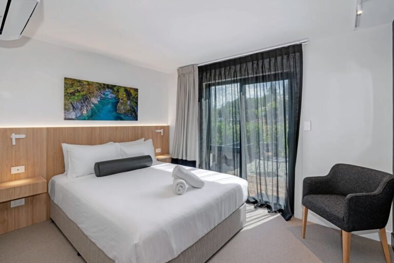 wanaka luxury accommodation deluxe king room 768x512