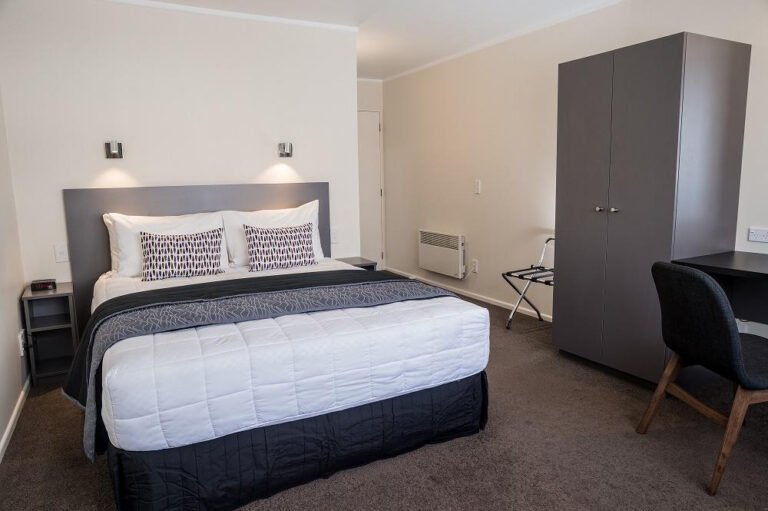 west plaza hotel queen room wellington cbd 768x511