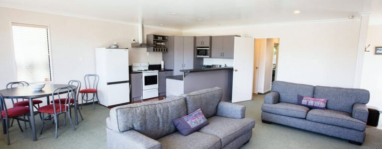apollo apartment lounge kitchen wanaka 768x300