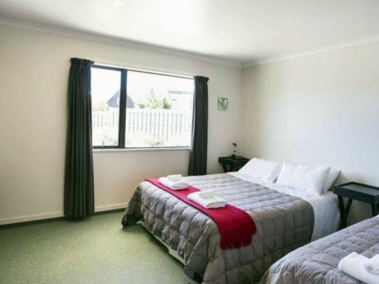 apollo lodge family bedroom wanaka 768x576
