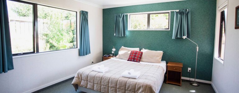 apollo lodge queen bedroom wanaka 768x300