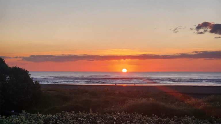 piha beach sunset view 768x432