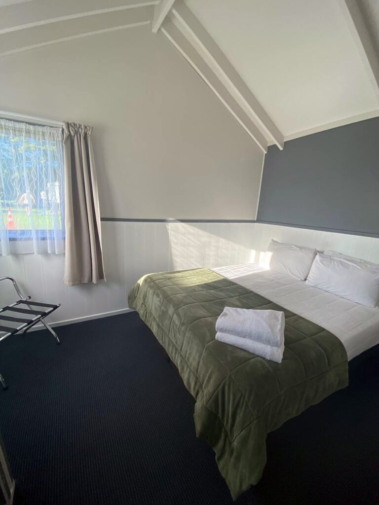 waitangi holiday park cabin bedroom 768x1024