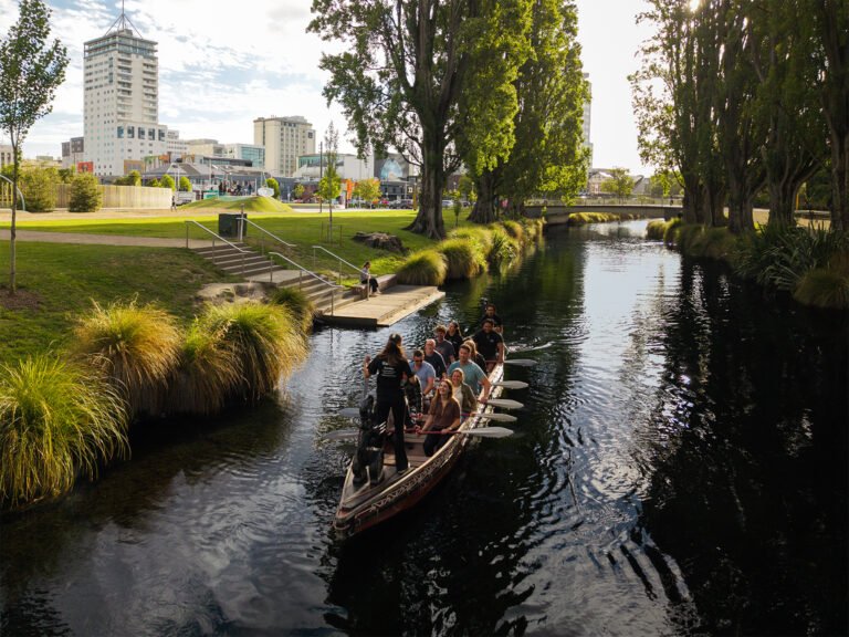 waka on avon otakaro avon river christchurch 768x576